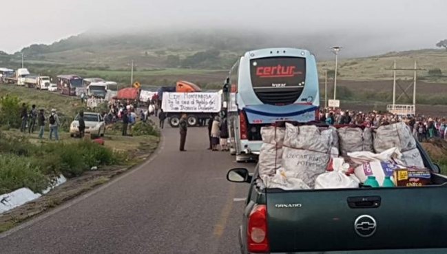 Zapotecos de San Dionisio Ocotepec bloquean carretera en defensa de su territorio invadido por empresario (Oaxaca)