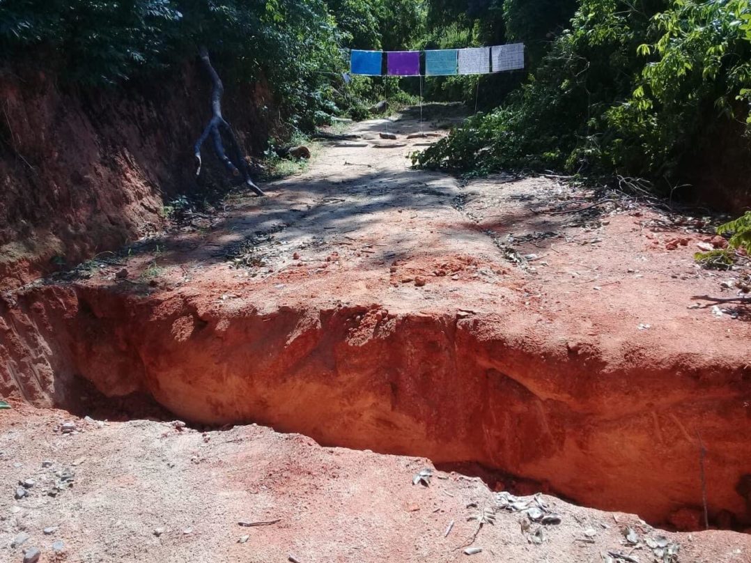 Cortan un camino en la sierra de Guerrero para protestar contra la violencia armada