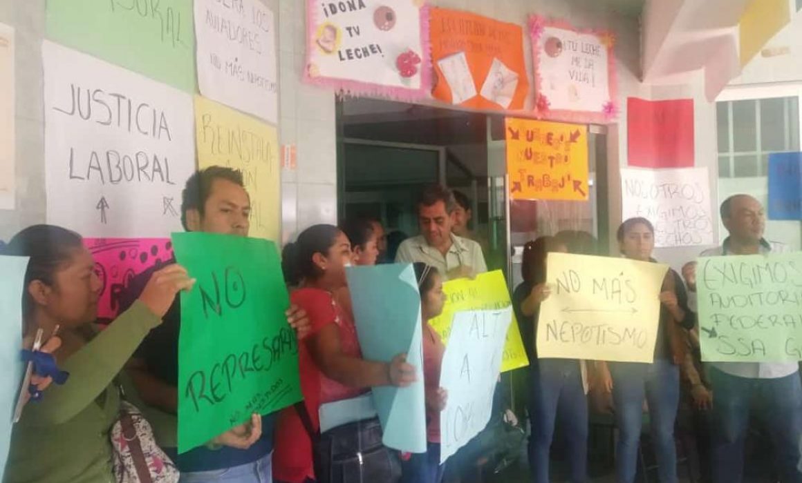 Protestan por segundo día trabajadores del hospital de Chilapa (Guerrero)