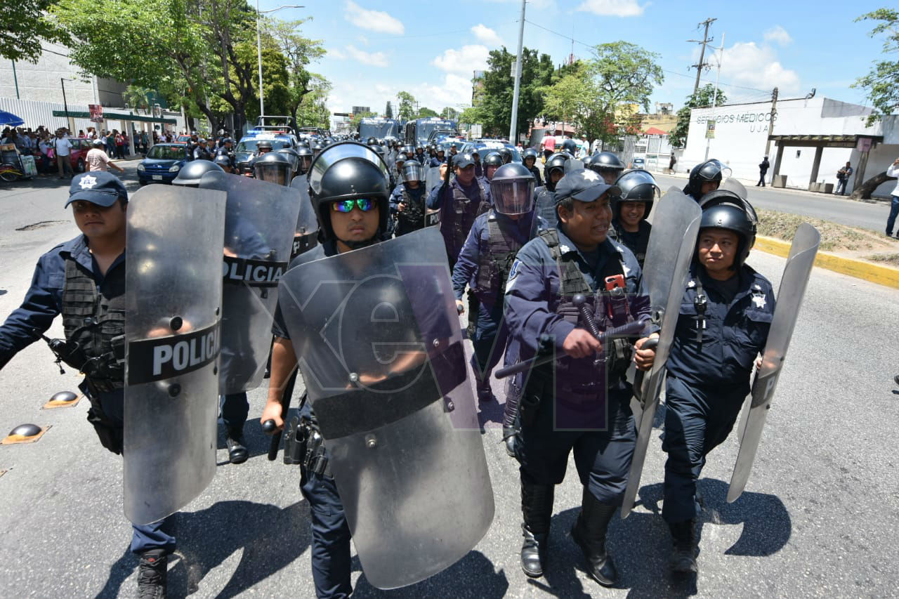 En desalojo termina bloqueo de papás de estudiantes rechazados por la UJAT (Tabasco)