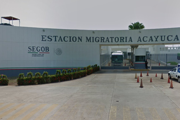 Migrantes exhiben condiciones deplorables de estación migratoria de Acayucan, Veracruz