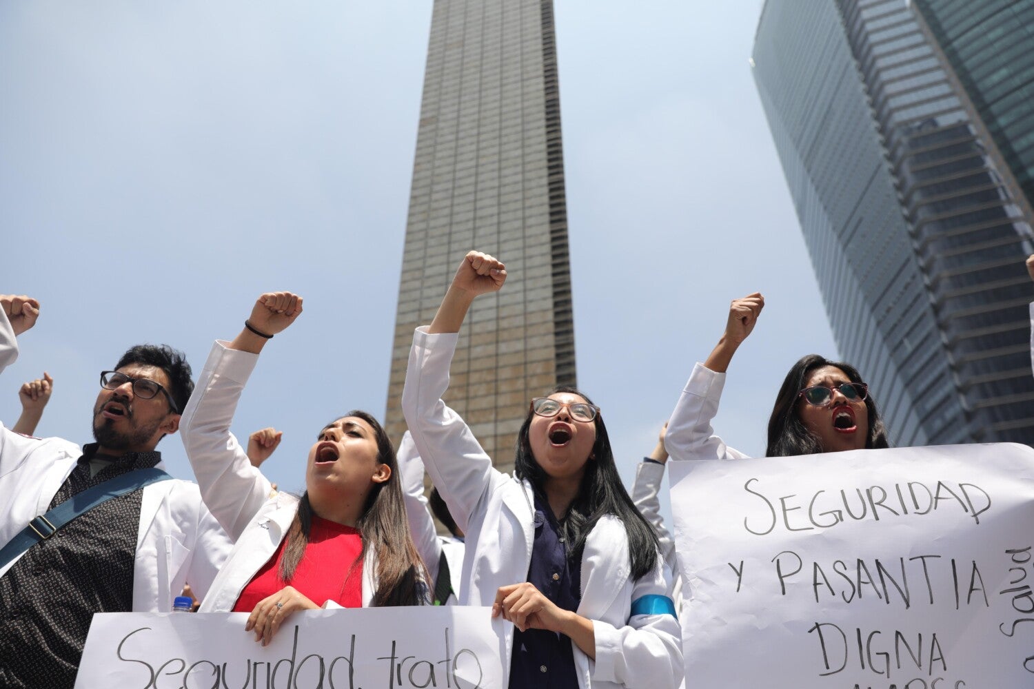 Pasantes de enfermería y medicina exigen mejoras laborales en México