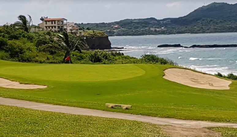 Campos de golf “gastan 650 mil litros diarios” cada uno junto a poblados sin agua: activistas (Jalisco)