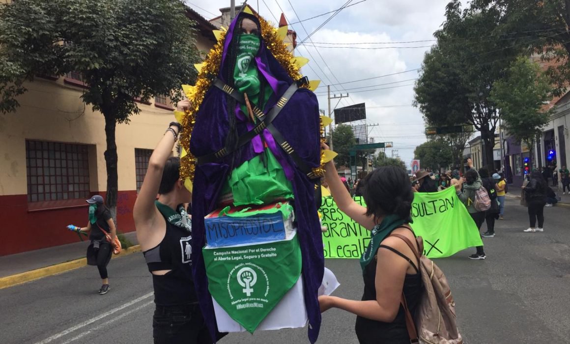 Marchan a favor del aborto en Toluca