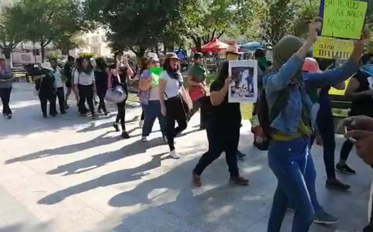 Mujeres protestan en la plaza del 15 Hidalgo en Victoria (Tamaulipas)