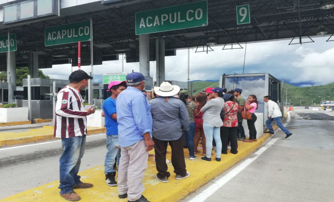 Desplazados en Guerrero toman caseta de Autopista del Sol