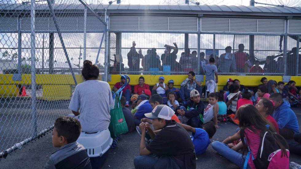 Cientos de migrantes toman un puente fronterizo en México para exigir asilo en EE UU (Tamaulipas)