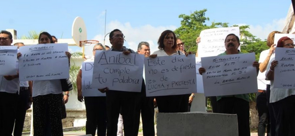 Maestros se manifiestan contra director de Conalep por falta de pagos durante ceremonia de aniversario en Cancún