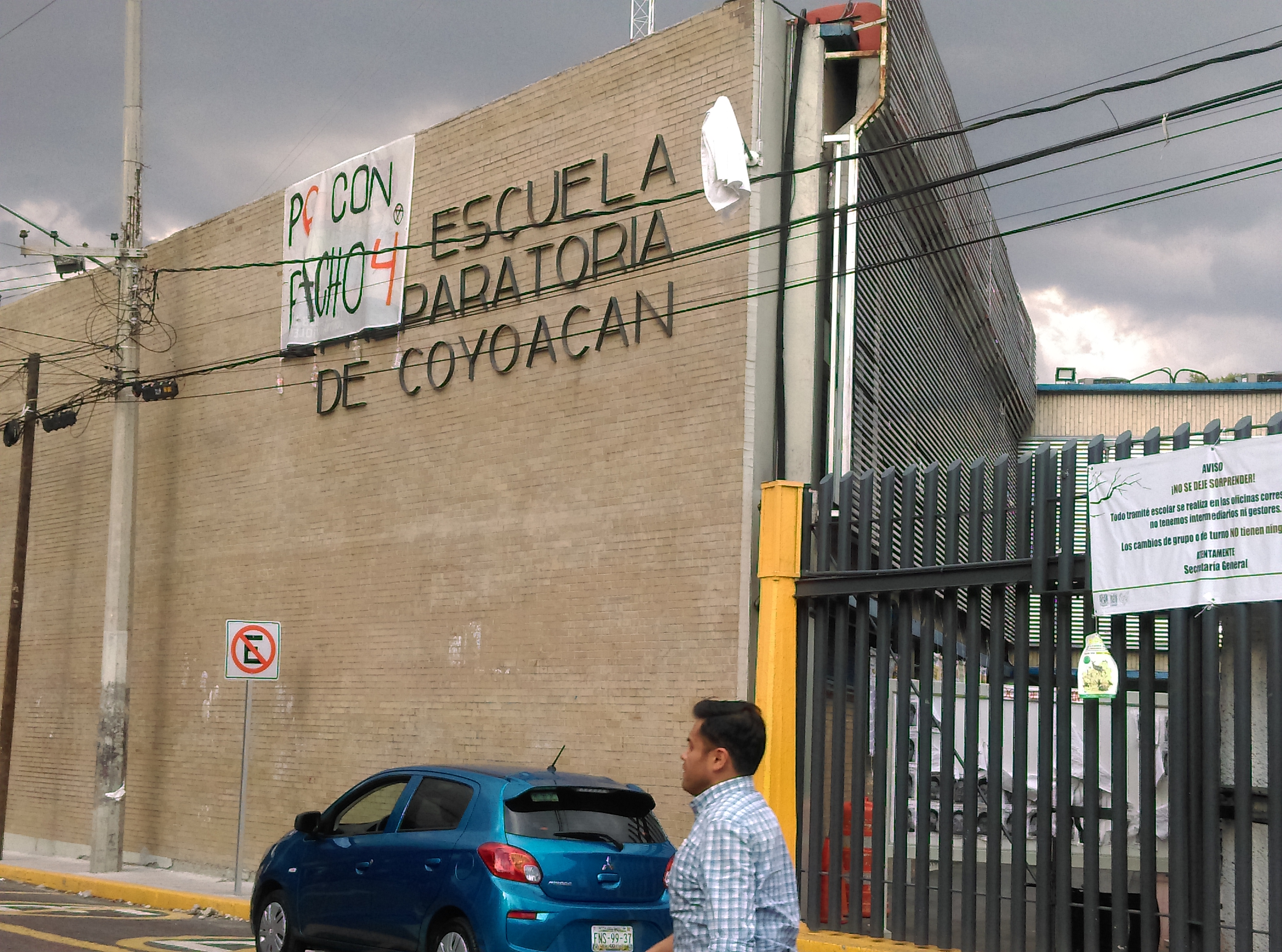 “Lucha, lucha, lucha, no dejes de luchar” es la consigna de la Prepa 6 en su paro de labores en el quinto aniversario de la desaparición de los 43 estudiantes de Ayotzinapa (Ciudad de México)