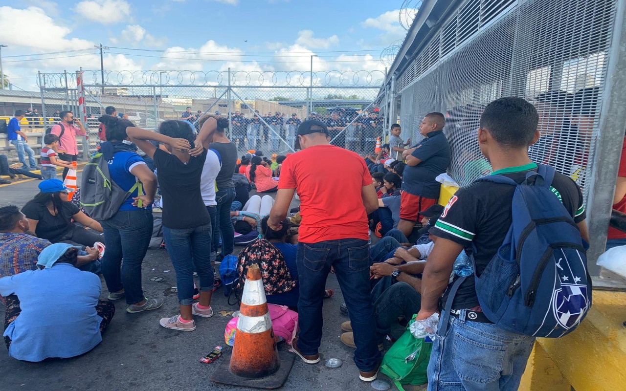 Migrantes tomaron el Puente Internacional Nuevo en Tamaulipas; piden que se aceleren sus trámites de asilo