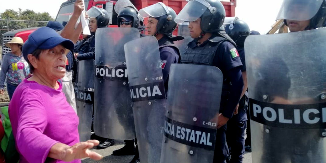 Llegan máquinas y policías al río Metlapanapa (Puebla)