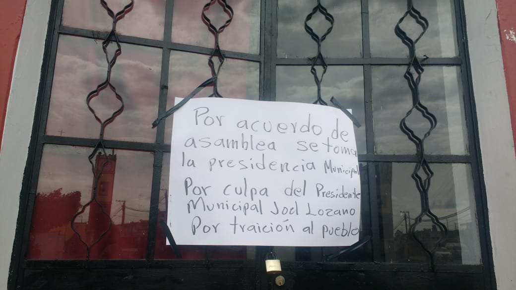 Toman de manera indefinida la alcaldía de Juan C Bonilla; edil incumple con frenar descargas industriales (Puebla)