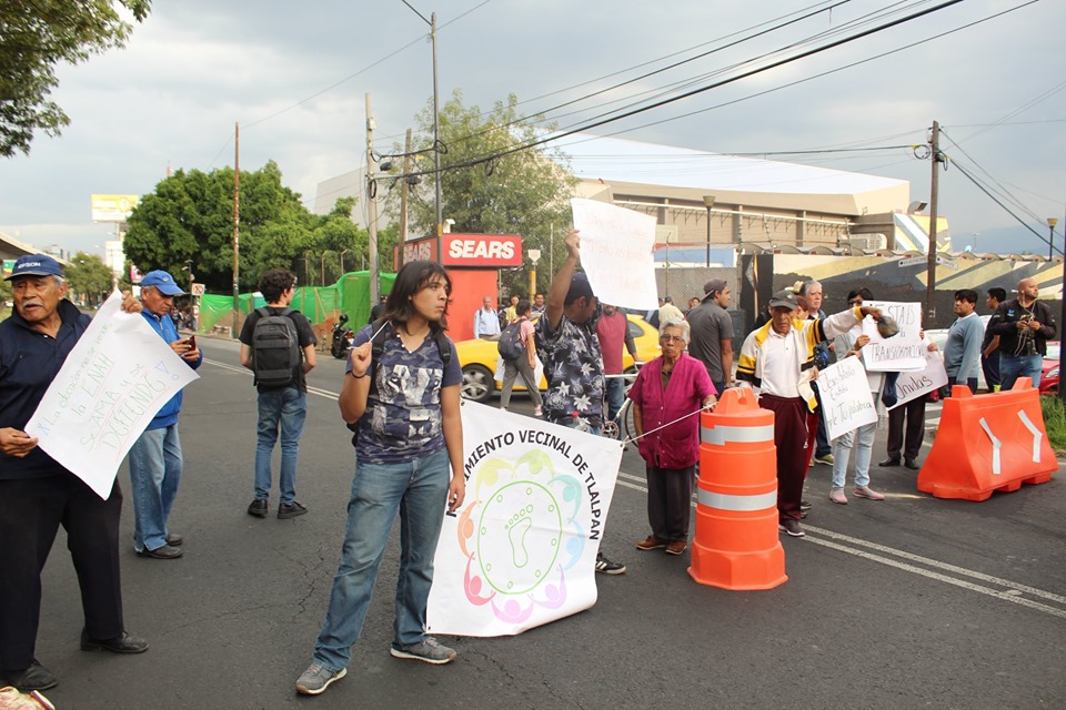El Movimiento Vecinal de Tlalpan con apoyo de la Asamblea General de la ENAH bloqueó Periférico sur para demandar seguridad, cumplimiento y la colocación inmediata del puente para la Carrasco. (Ciudad de México)