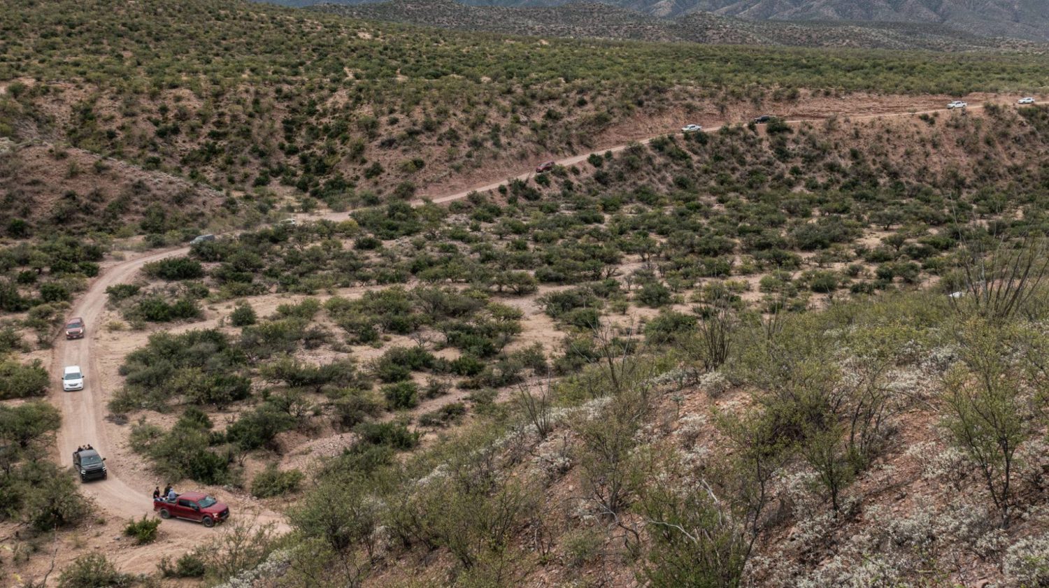 Los LeBarón emprenden la vuelta a Chihuahua con sus muertos