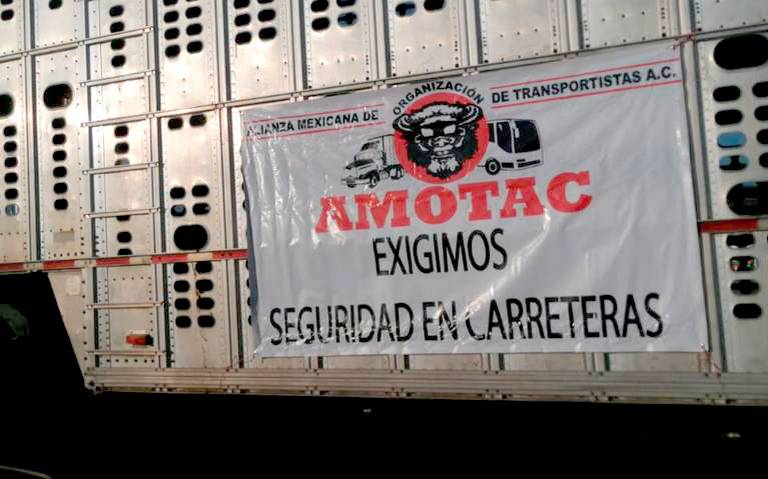 Paran transportistas en Aguascalientes y bloquean carretera en Zacatecas