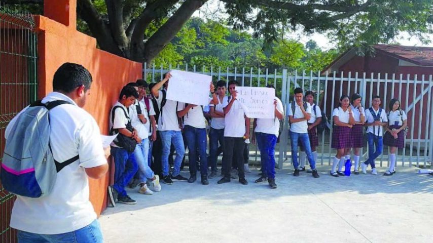 Alumnos de Miramar cierran escuela (Colima)