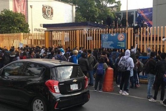 Encapuchados toman la Prepa 8 de la UNAM por violencia de género e inseguridad (Ciudad de México)