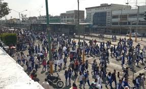 Estudiantes marchan por detención de alumnas de prepa en Neza (Estado de México)