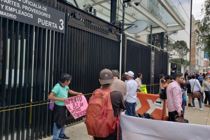 Padres de niños con cáncer bloquean entradas al Senado (Ciudad de México)