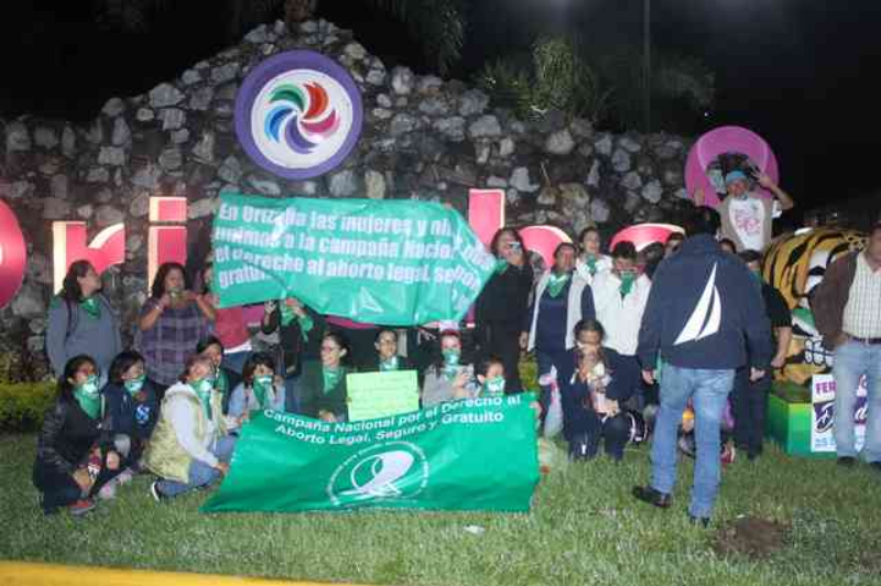 Activistas realizan “pañuelazo” a favor de la legalización del aborto, en Orizaba