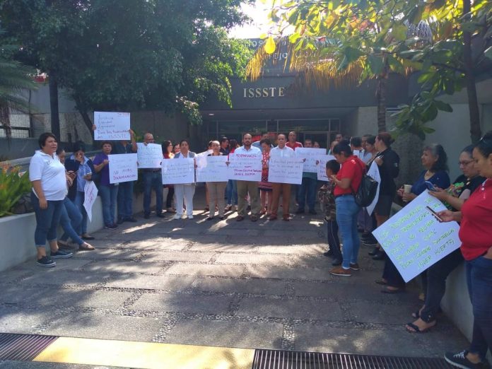 Se manifiestan trabajadores del ISSSTE por incumplimiento en pago de prestaciones (Colima)