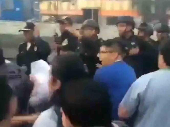 Trabajadores del ISSSTE riñen con policías en bloqueo de Zaragoza (Ciudad de México)