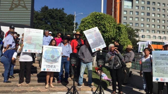 Colectivos ambientalistas y vecinos de diversas colonias se manifiestan fuera de FIL (Jalisco)