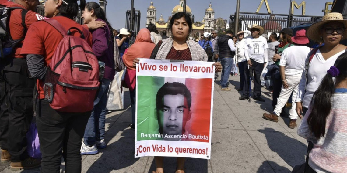 Marchan padres de los 43 en la Basílica (Ciudad de México)