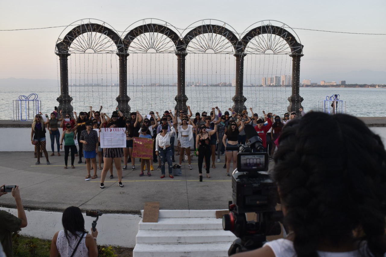 Mujeres vallartenses entonan “El violador eres tú” en el malecón (Jalisco)