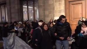 Bloquean artistas accesos a Palacio Nacional ante adeudos (Ciudad de México)