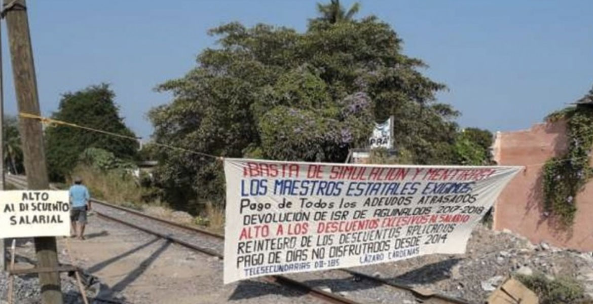 CNTE bloquea vías del tren en Lázaro Cárdenas, Michoacán