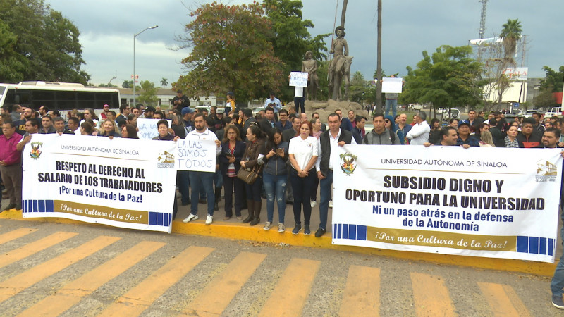 Se manifiestan trabajadores y maestros de la UAS (Sinaloa)