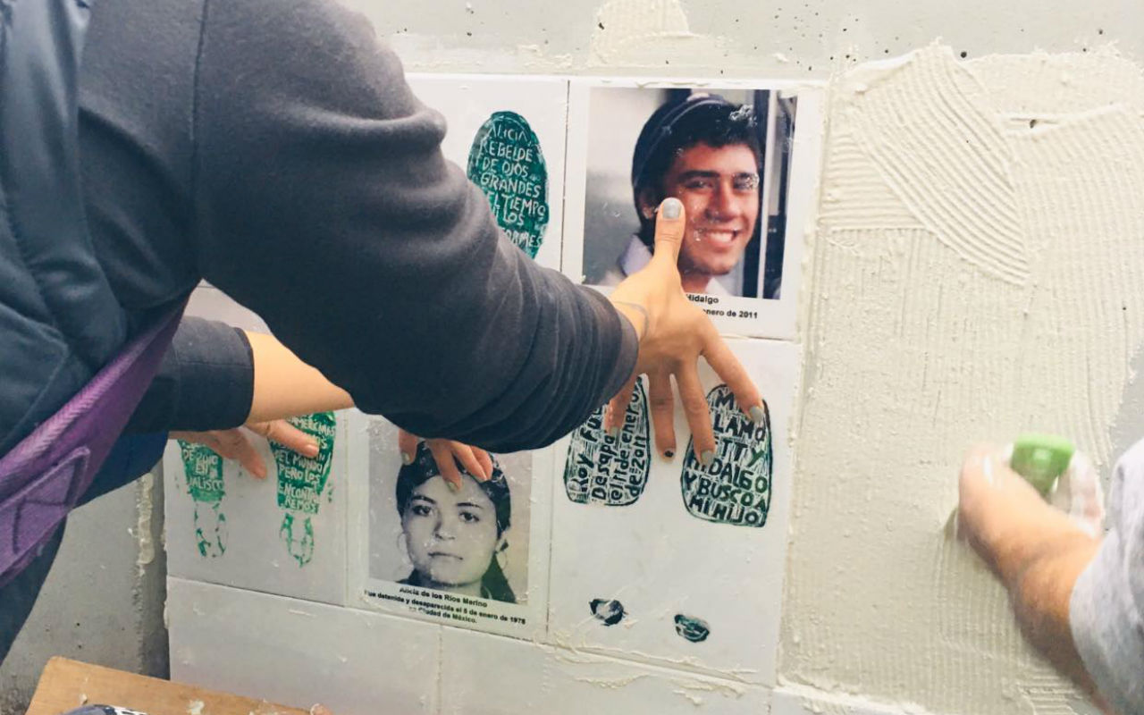 Activistas colocan memorial con fotografías de sus desaparecidos frente a a FGR (Ciudad de México)