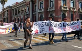 Estudiantes de la UNAM y UAEM marchan contra “tarifazo” en transporte de Edomex
