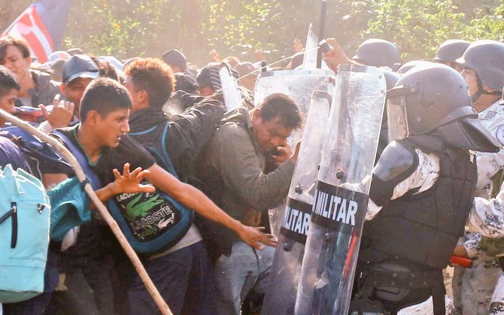 Estado mexicano reprime salvajemente a más de mil migrantes que pretendían buscar refugio en el país: Centro de Dignificación Humana