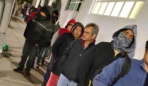 Madrugan enfermos para recibir atención médica en ISSEMYM de Texcoco (Estado de México)