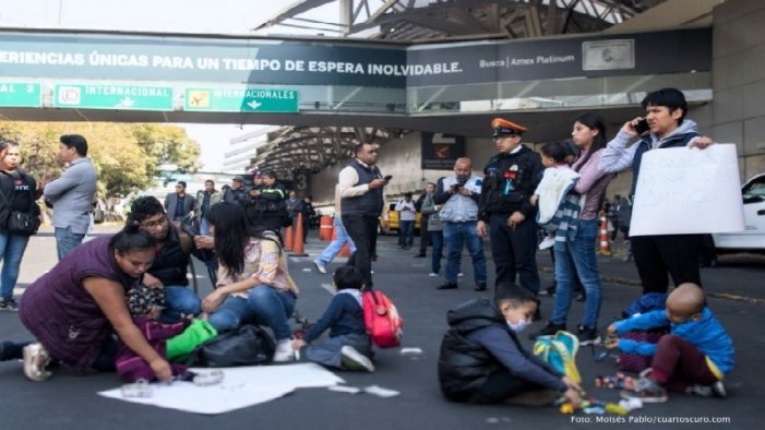 Reprimen a padres de niños con cáncer que bloquearon Terminal 1 del AICM (Ciudad de México)