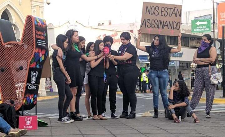 Exhiben feministas fotos de agresores en el Jardín Libertad (Colima)