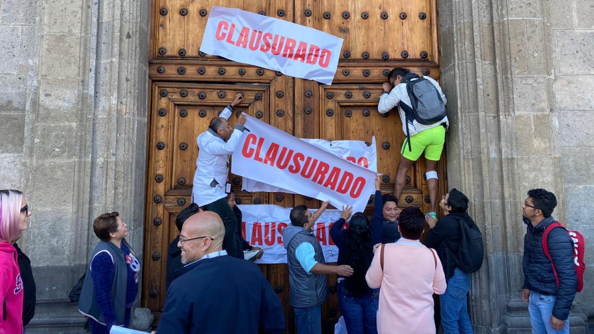 Familiares de niños con cáncer y pacientes con VIH “clausuran” Palacio Nacional (Ciudad de México)