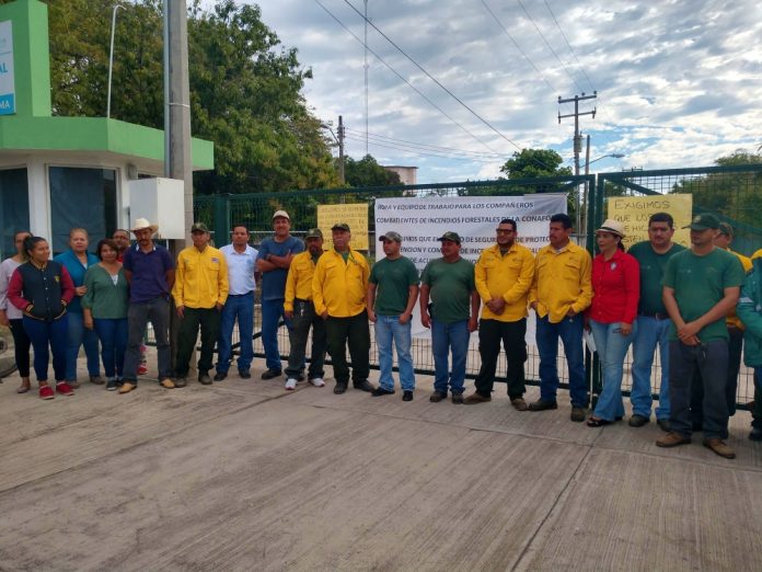 Se manifiestan combatientes de incendios forestales (Colima)