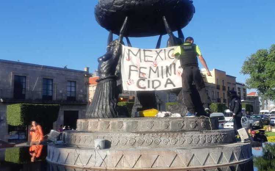 Con mantas, activistas exigen justicia por feminicidios en Michoacán