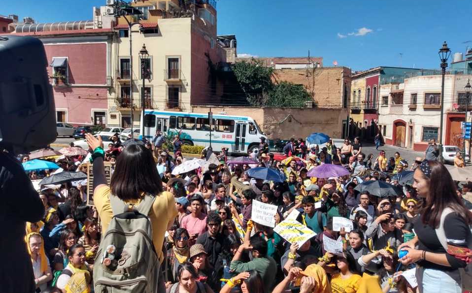 Estudiantes de la Universidad de Guanajuato se manifiestan acusando incumplimiento