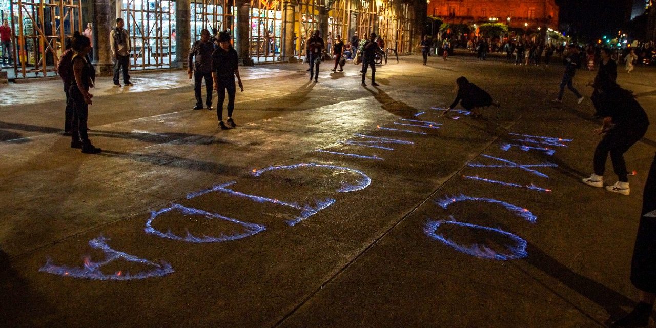 Artistas hacen arder la frase “México feminicida” frente al palacio de gobierno de Jalisco