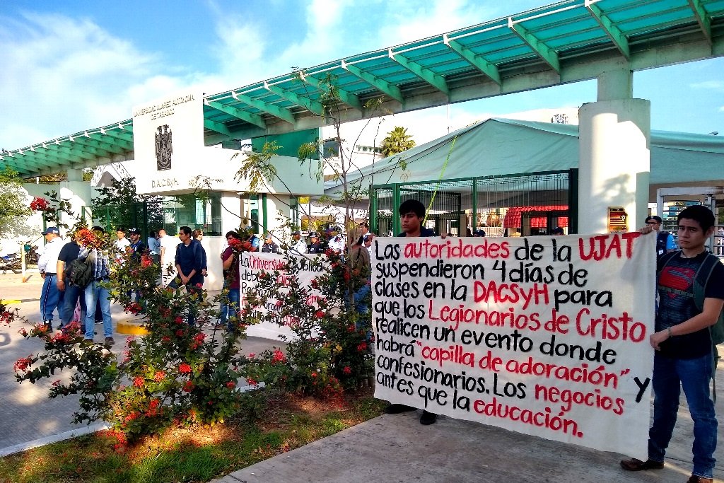 Protestan en la UJAT por uso de instalaciones para evento de Legionarios de Cristo (Tabasco)