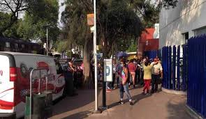 Familiares de pacientes protestan frente al INER (Ciudad de México)
