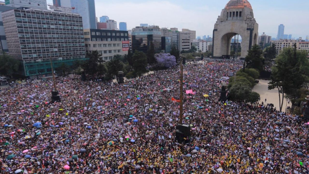 “Ni una asesinada más”: miles de mujeres se manifiestan en la Ciudad de México (videos)