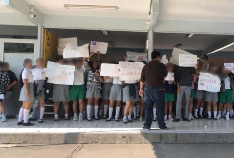Alumnas de secundaria Enrique Corona Morfín se manifiestan y denuncian acoso sexual (Colima)