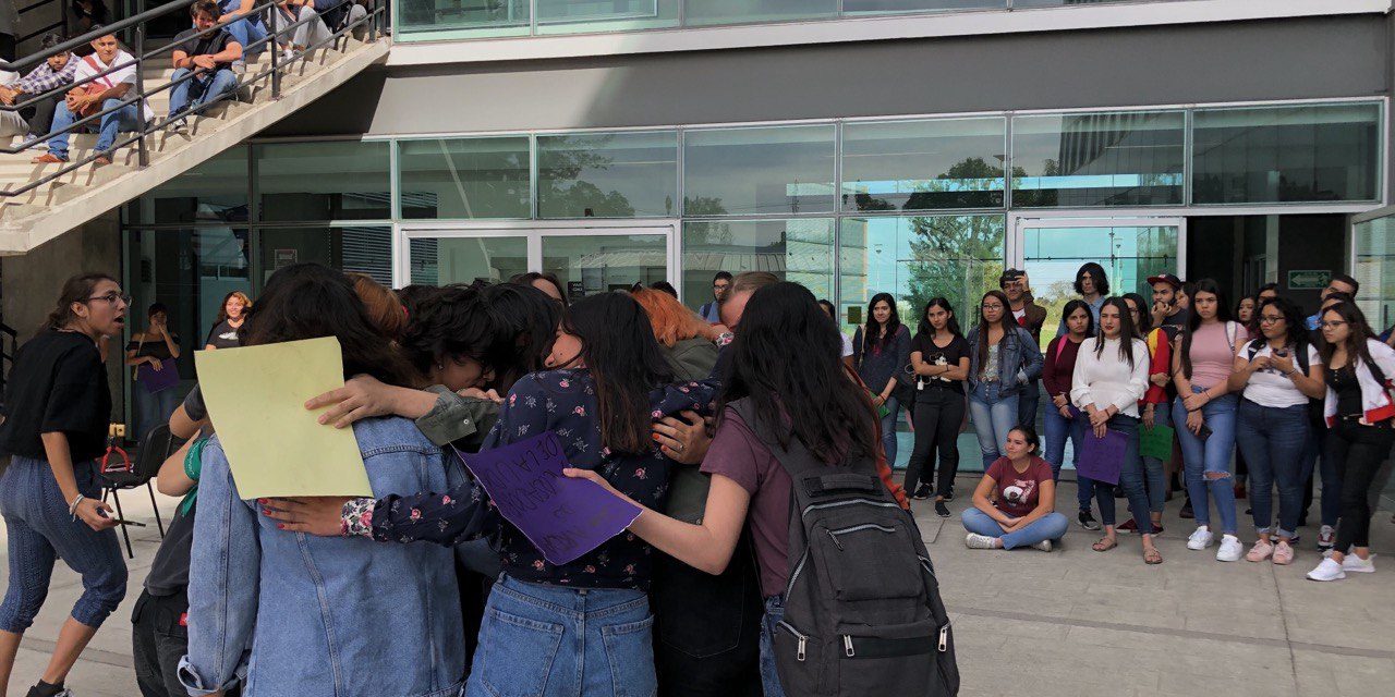 Con cacerolazo estudiantes del CUCSH llaman a romper las ataduras de la violencia machista (Jalisco)