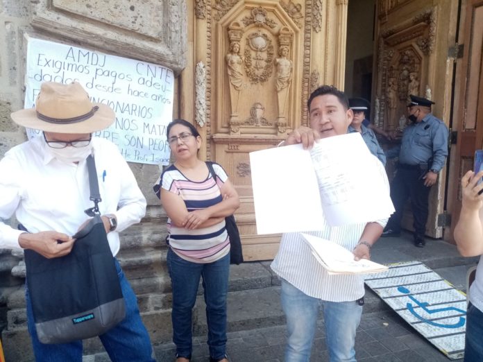Protestan maestros de Jalisco por falta de pagos