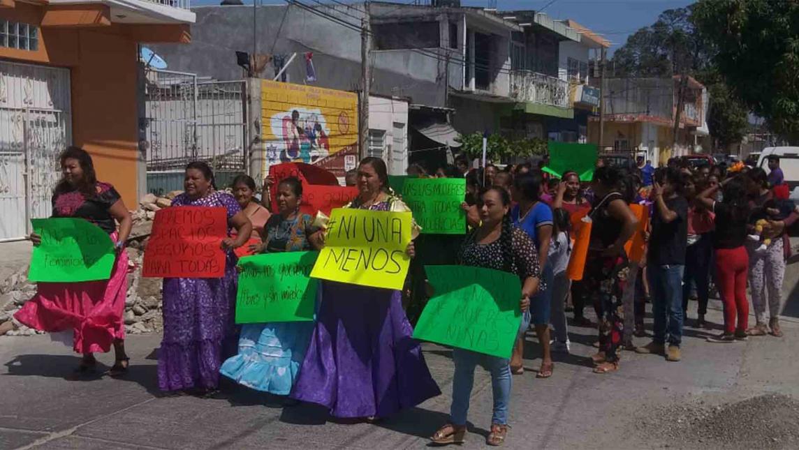 Toman mujeres las calles de Juchitán (Oaxaca)
